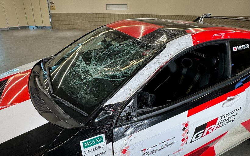 Toyota Yaris τρακρισμένο εγκαίνια τεχνικού κέντρου από Akio Toyoda