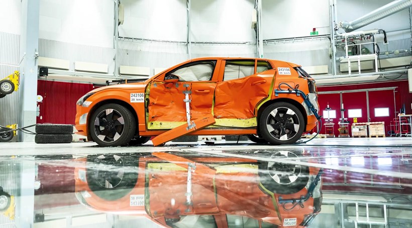 Volvo EX90 και Volvo EX30 crash test