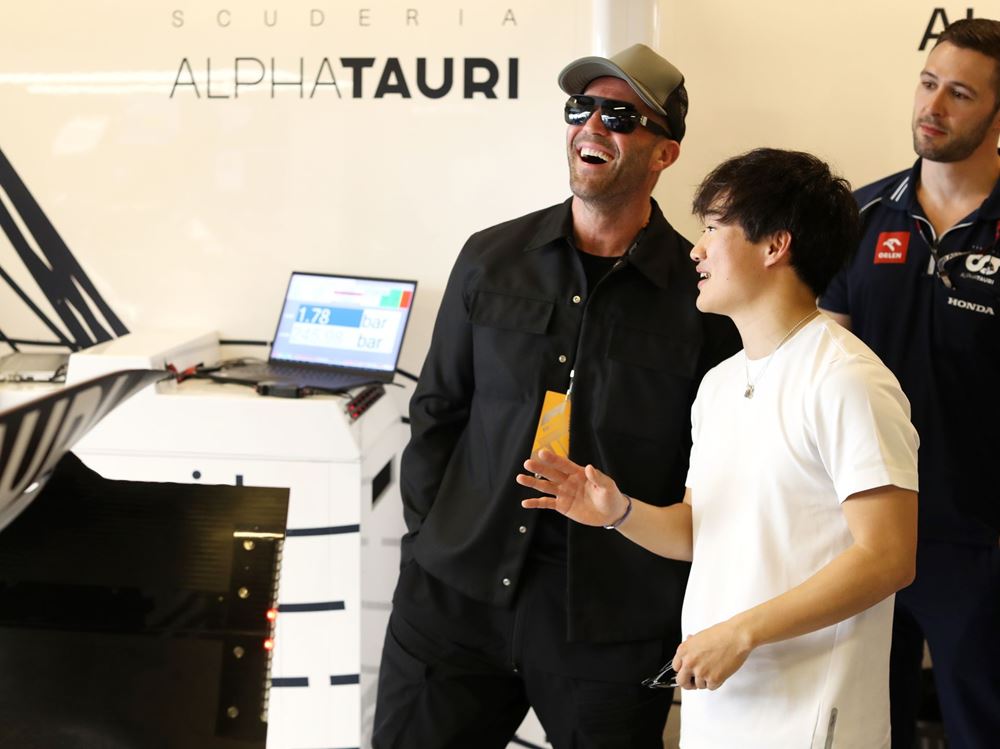Yuki Tsunoda Jason Statham F1 Άμπου Ντάμπι