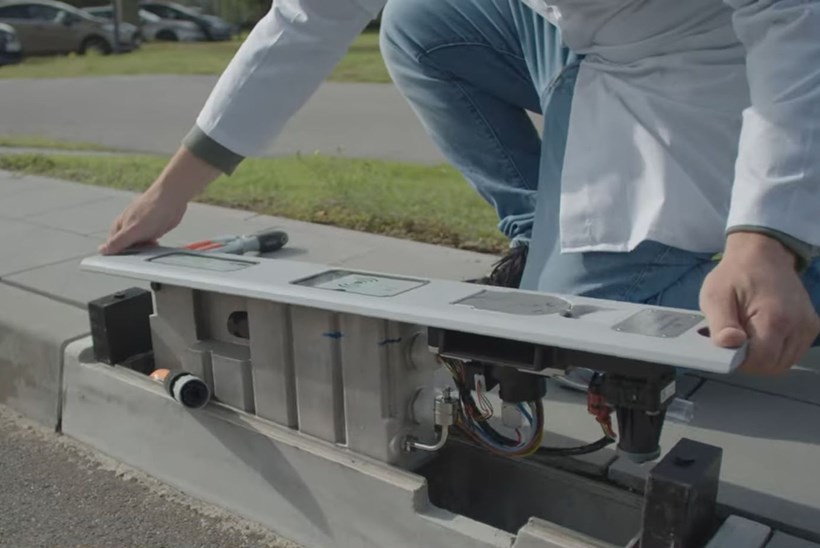 Rheinmettal φορτιστής ηλεκτρικών αυτοκινήτων σε πεζοδρόμιο