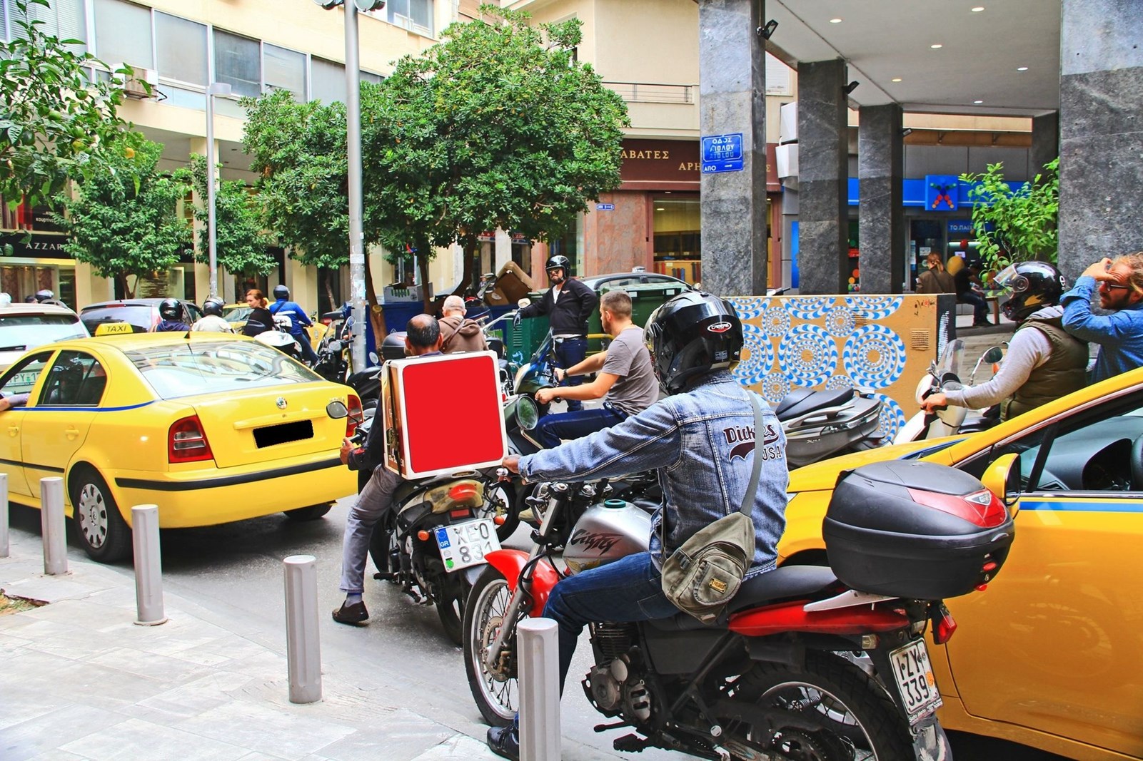 Κίνηση και μοτοσυκλέτες σε κεντρικό δρόμο της Αθήνας