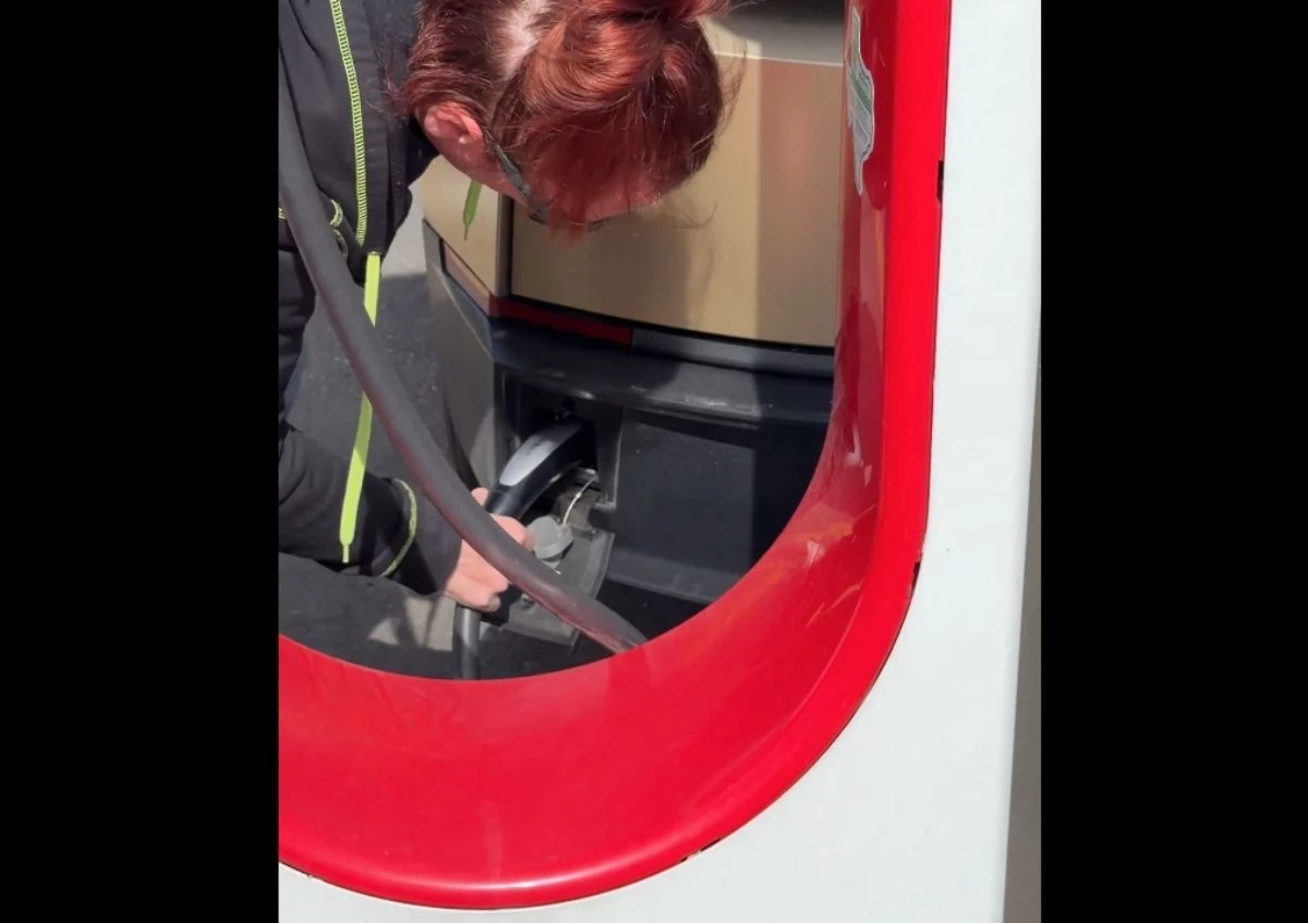 Tesla Cybercab θύρα φόρτισης