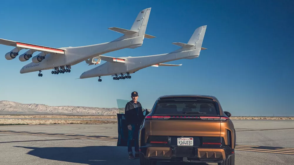Porsche Cayenne Stratolaunch αεροπλάνο