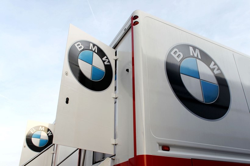 BMW λογότυπο σε φορτηγό