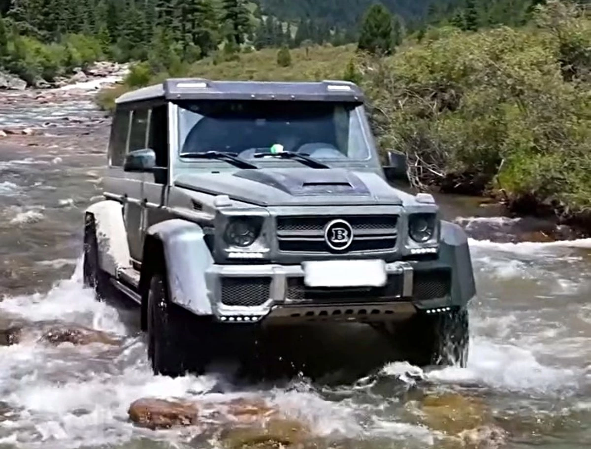 Mercedes G-Class διασχίζει ποτάμι