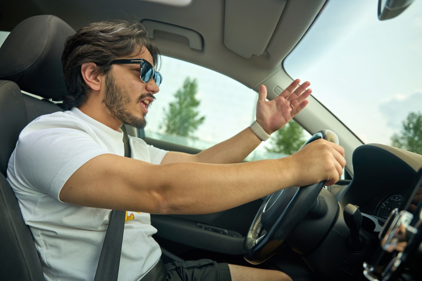 Οδηγός εκνευρισμένος στο τιμόνι