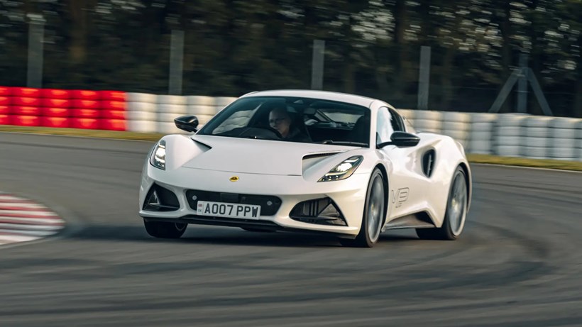 H νέα Lotus Emira στην πίστα