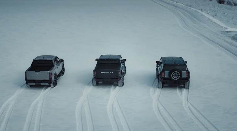 GMC Hummer EV Crabwalk κίνηση στο πλάι