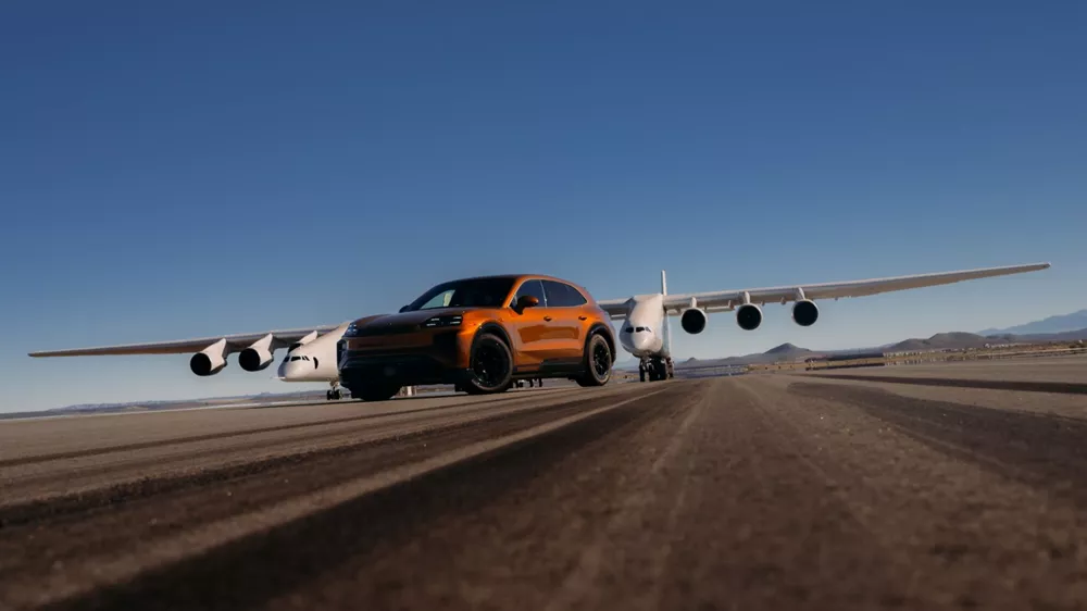 Porsche Cayenne Stratolaunch αεροπλάνο