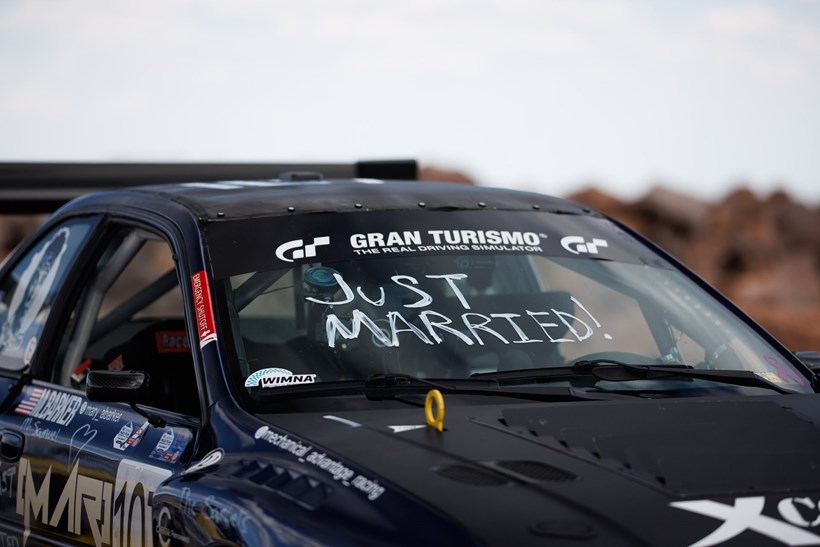 Pikes Peak 2024 Kendall Samuel Mary Barker Subaru Impreza γάμος στον τερματισμό