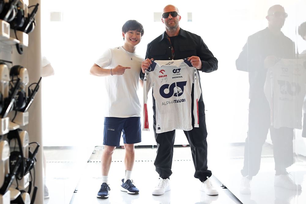 Yuki Tsunoda Jason Statham F1 Άμπου Ντάμπι