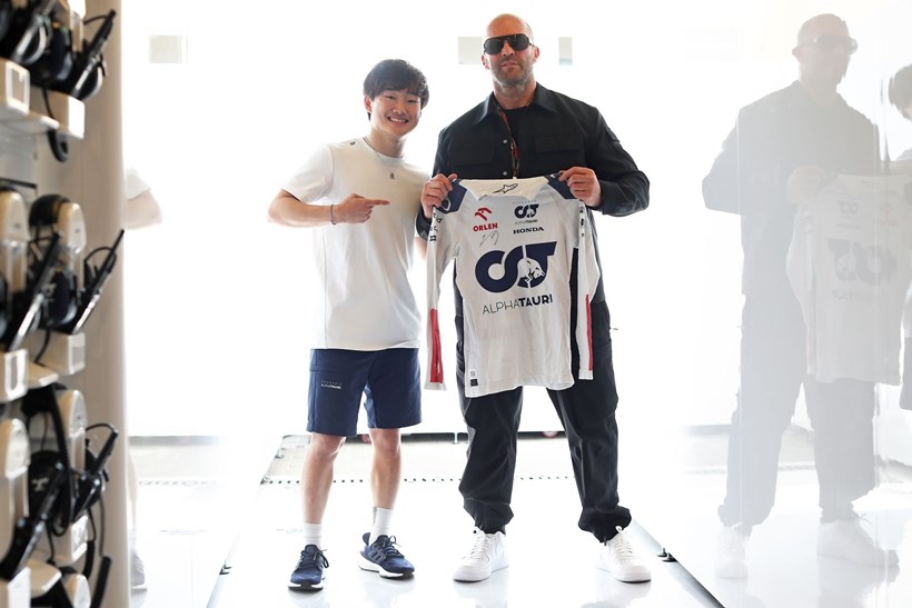 Yuki Tsunoda Jason Statham F1 Άμπου Ντάμπι