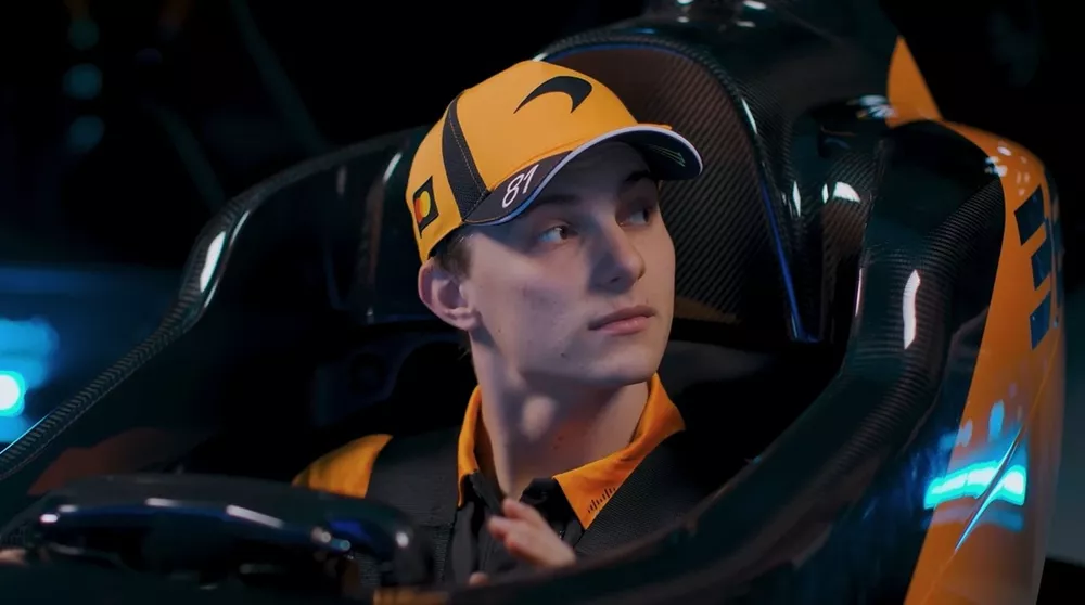 Η Adele στις εγκαταστάσεις της McLaren