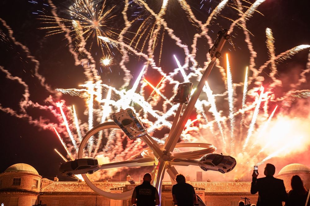 Porsche κεντρικό γλυπτό goodwood νύχτα