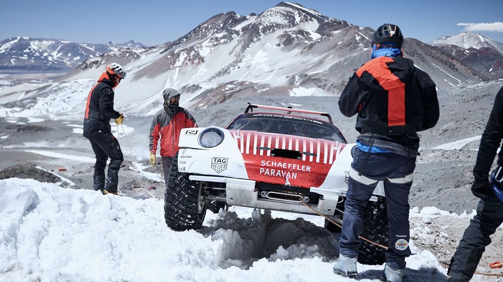 Porsche 911 Chile Volcano