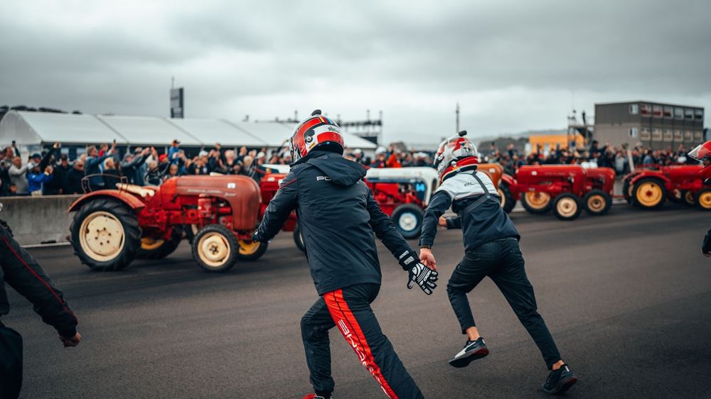 Porsche Rennsport Reunion 7 αγώνας με τρακτέρ