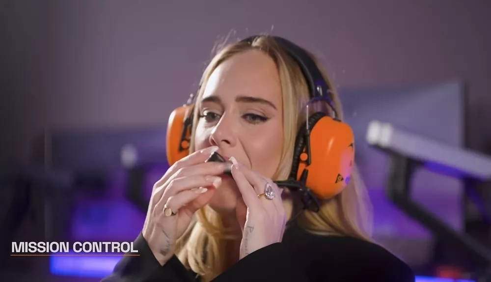 Η Adele στις εγκαταστάσεις της McLaren