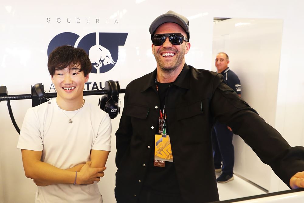 Yuki Tsunoda Jason Statham F1 Άμπου Ντάμπι
