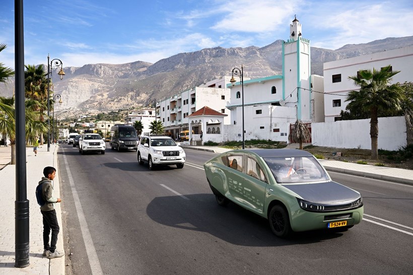 Stella Terra Ηλιακό SUV δοκιμή στη Σαχάρα