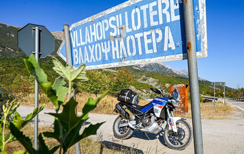 odoiporiko Albania Aprilia Tuareg