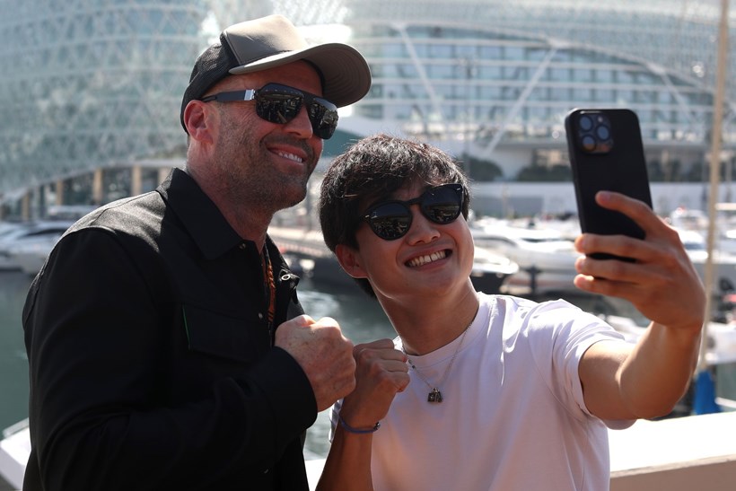 Yuki Tsunoda Jason Statham F1 Άμπου Ντάμπι