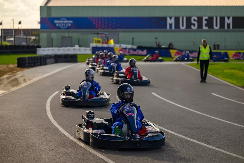 Max Verstappen Vs 100 kart