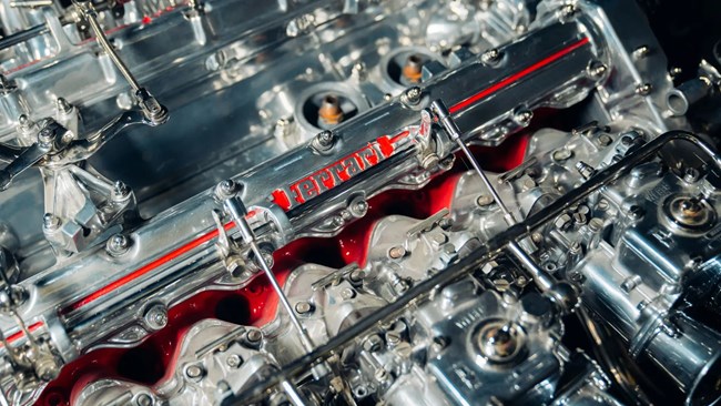 Τραπέζι με κινητήρα Ferrari V12