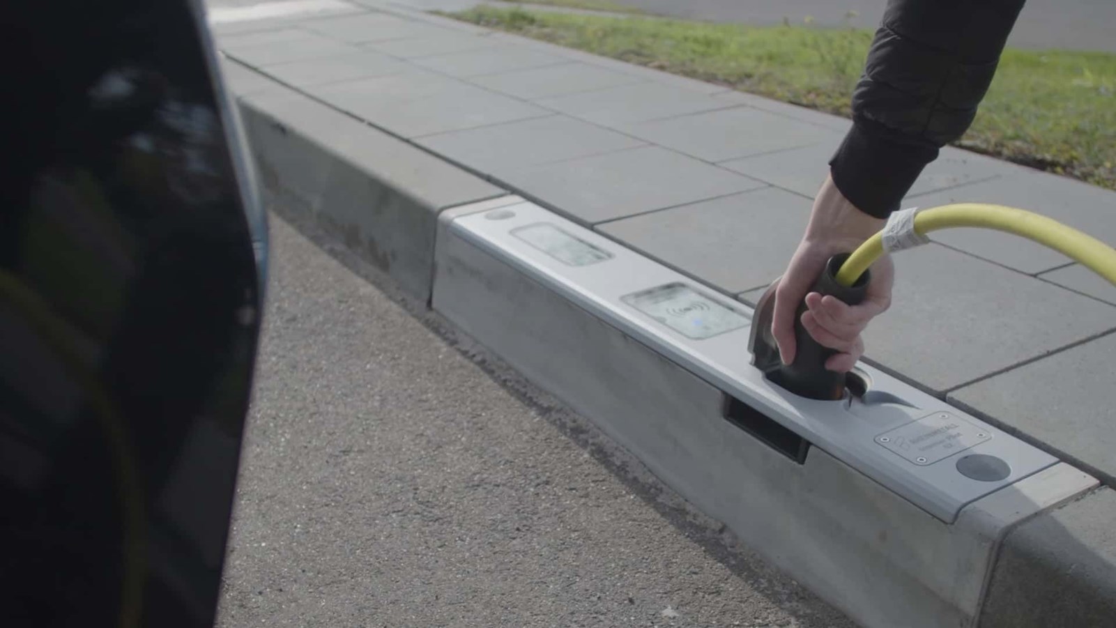 Rheinmetall curb charger