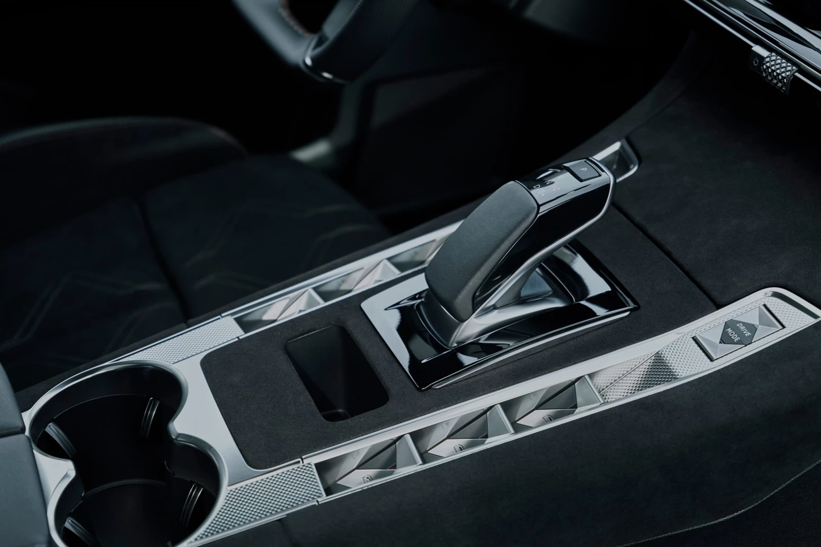 DS 7 PHEV 300 4WD