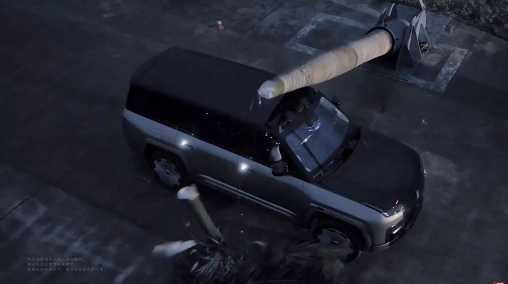 BYD Yangwang U8 πτώση δέντρου