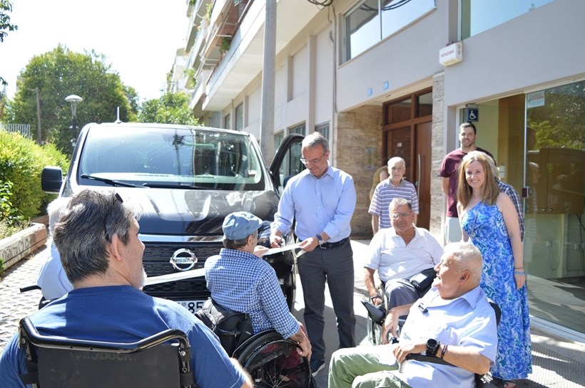 Χρηστος Σταϊκούρας παραδίδει van στον Πανελλήνιο Σύλλογο Παραπληγικών