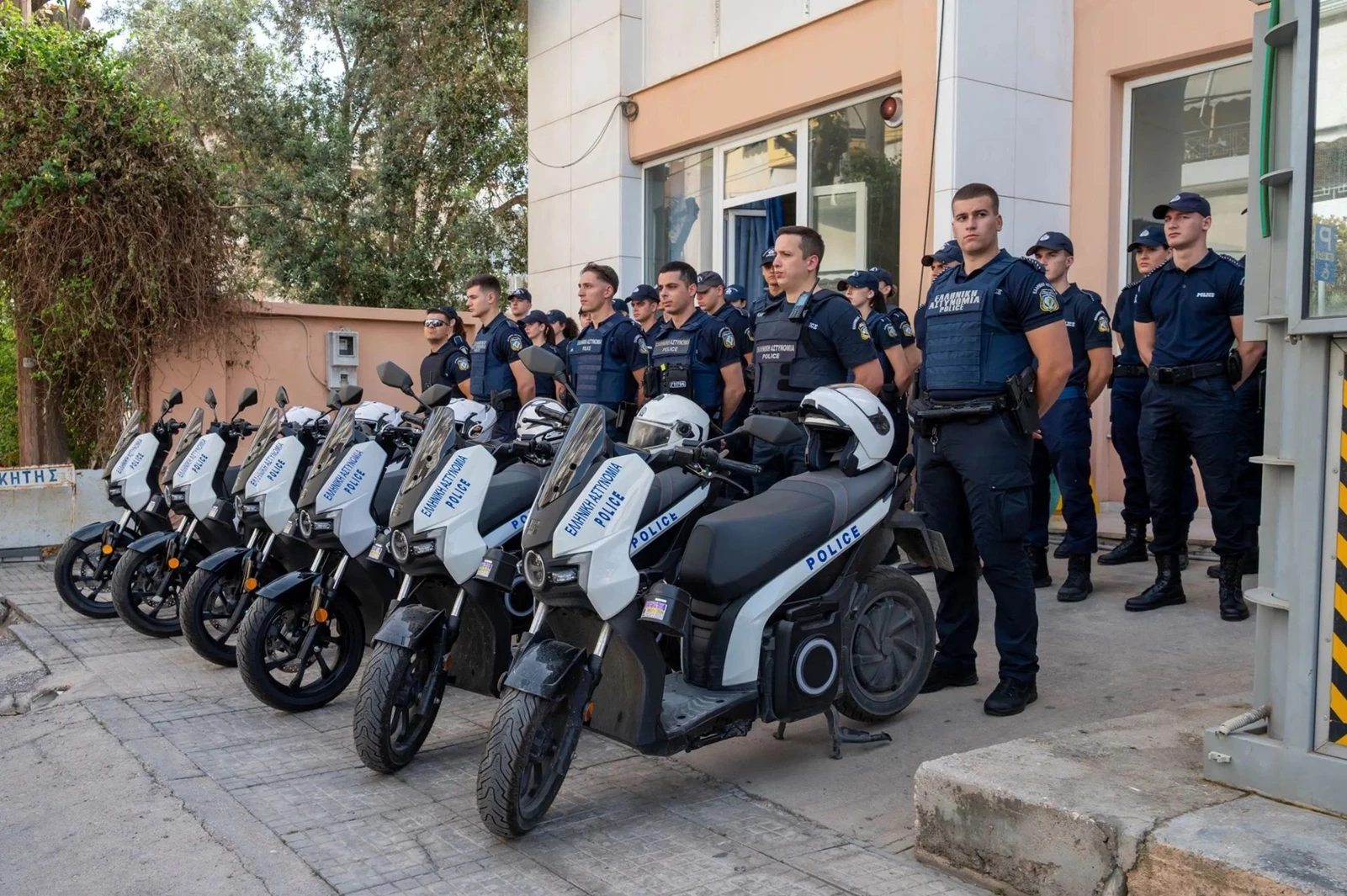 περιπολικά αυτοκίνητα και μοτοσυκλέτες ελληνική αστυνομία