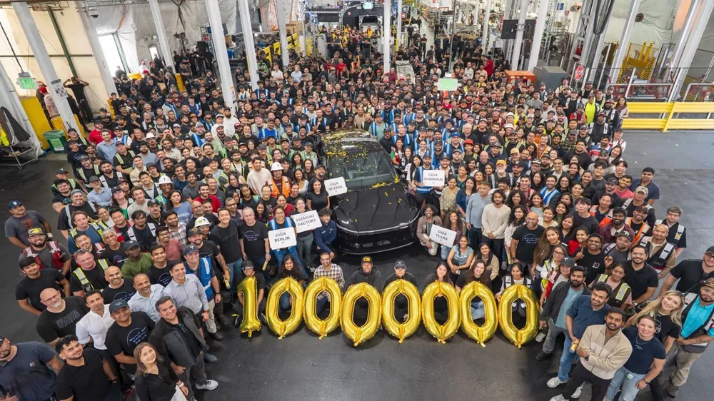 Tesla 10 εκατομμύρια οχήματα