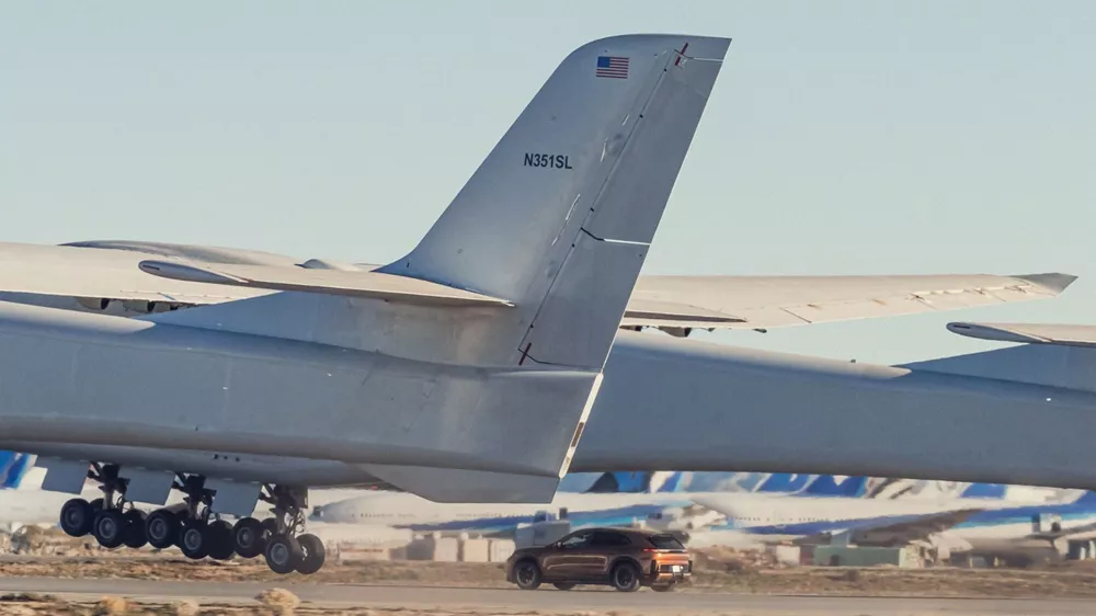 Porsche Cayenne Stratolaunch αεροπλάνο
