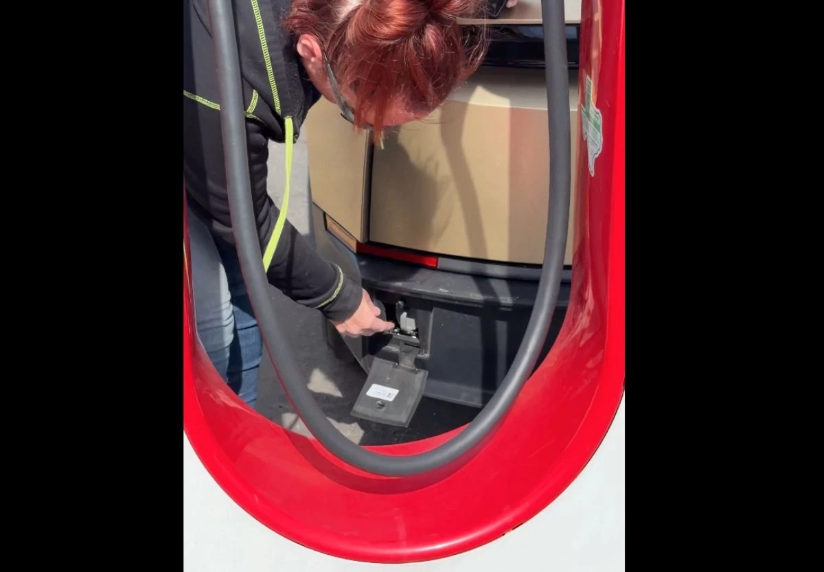 Tesla Cybercab θύρα φόρτισης