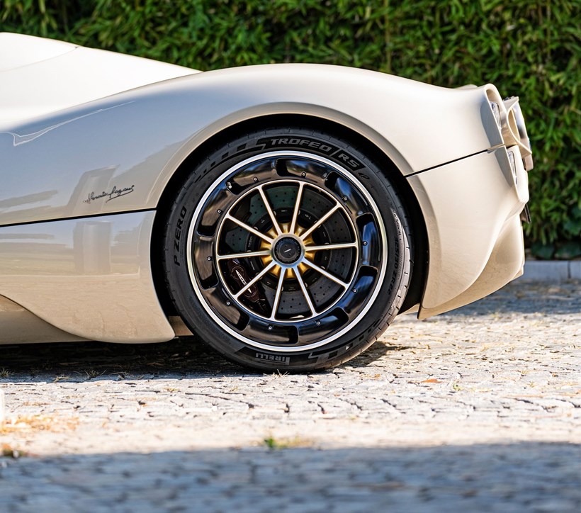 Pirelli P Zero Trofeo RS Pagani Utopia