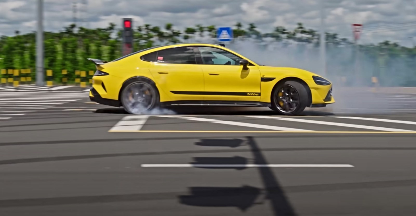 Xiaomi SU7 Ultra drift