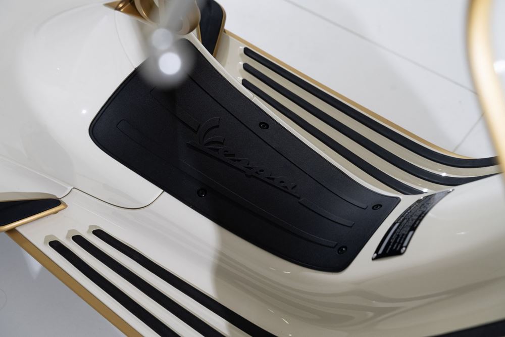 Vespa 946 Christian Dior Edition