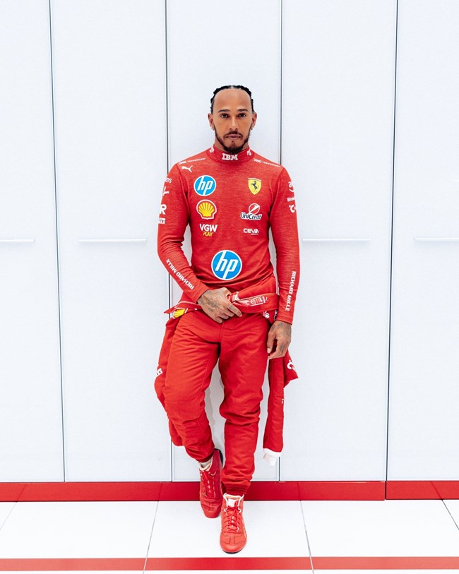 Hamilton Ferrari κόκκινη φόρμα