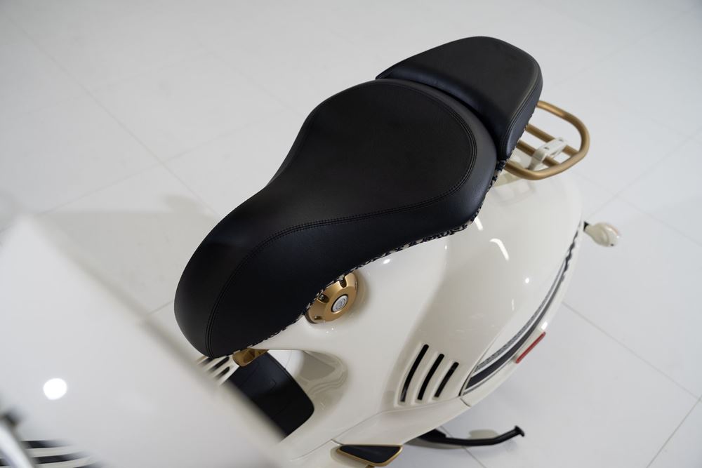 Vespa 946 Christian Dior Edition