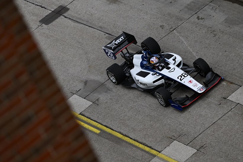 Jamie Chadwick γυναίκα οδηγός νίκητρια στο Indycar