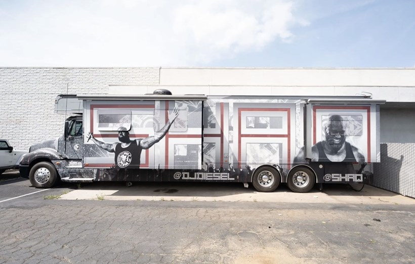 Shaquille Ο'Neal luxury bus