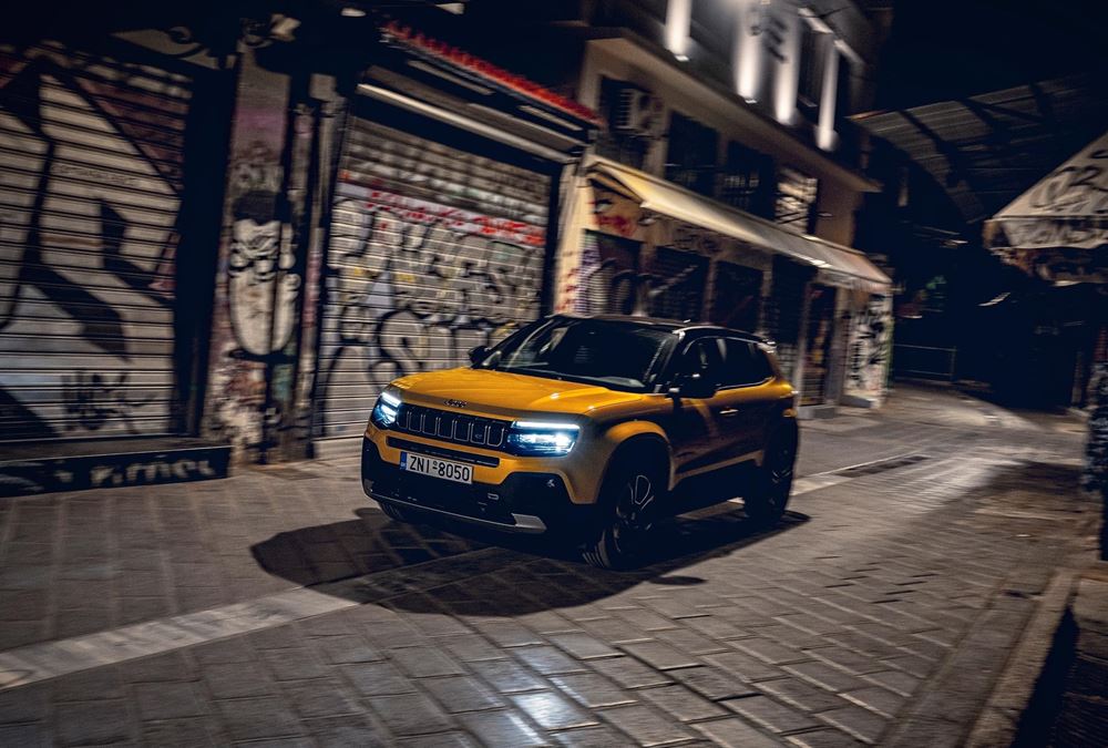 Jeep Avenger Athens by night