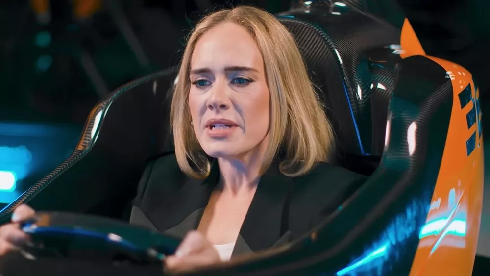Η Adele στις εγκαταστάσεις της McLaren