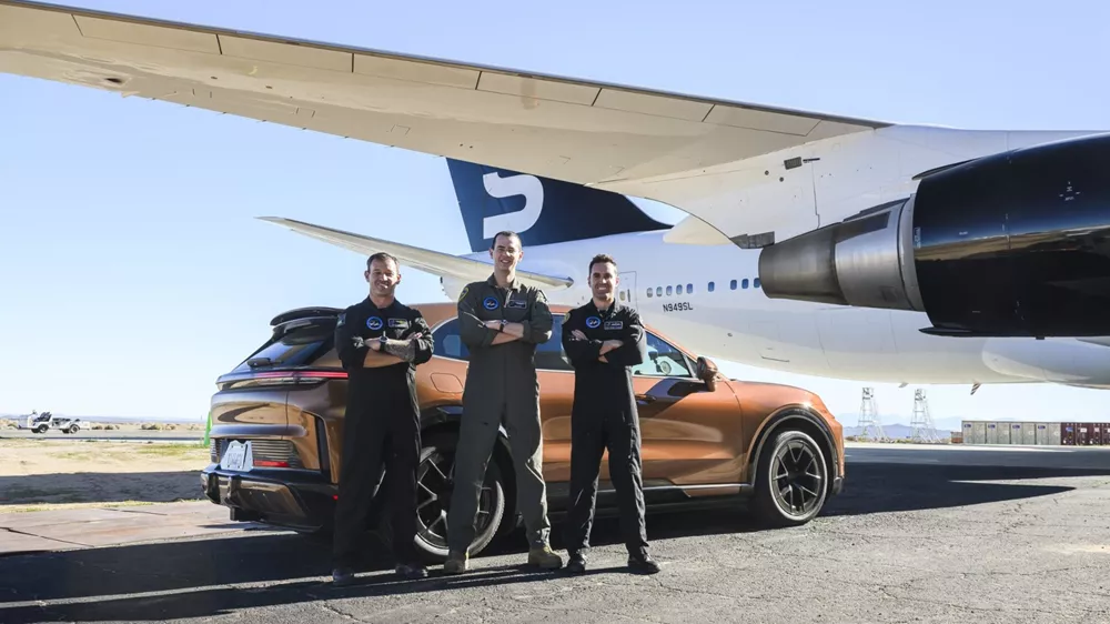 Porsche Cayenne Stratolaunch αεροπλάνο