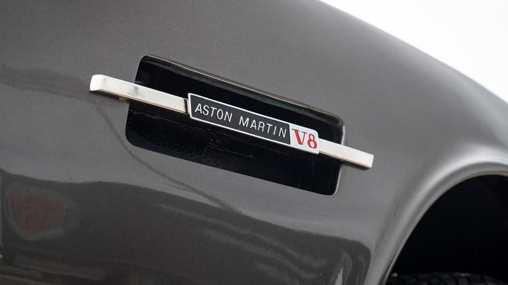Aston Martin V8 James Bond