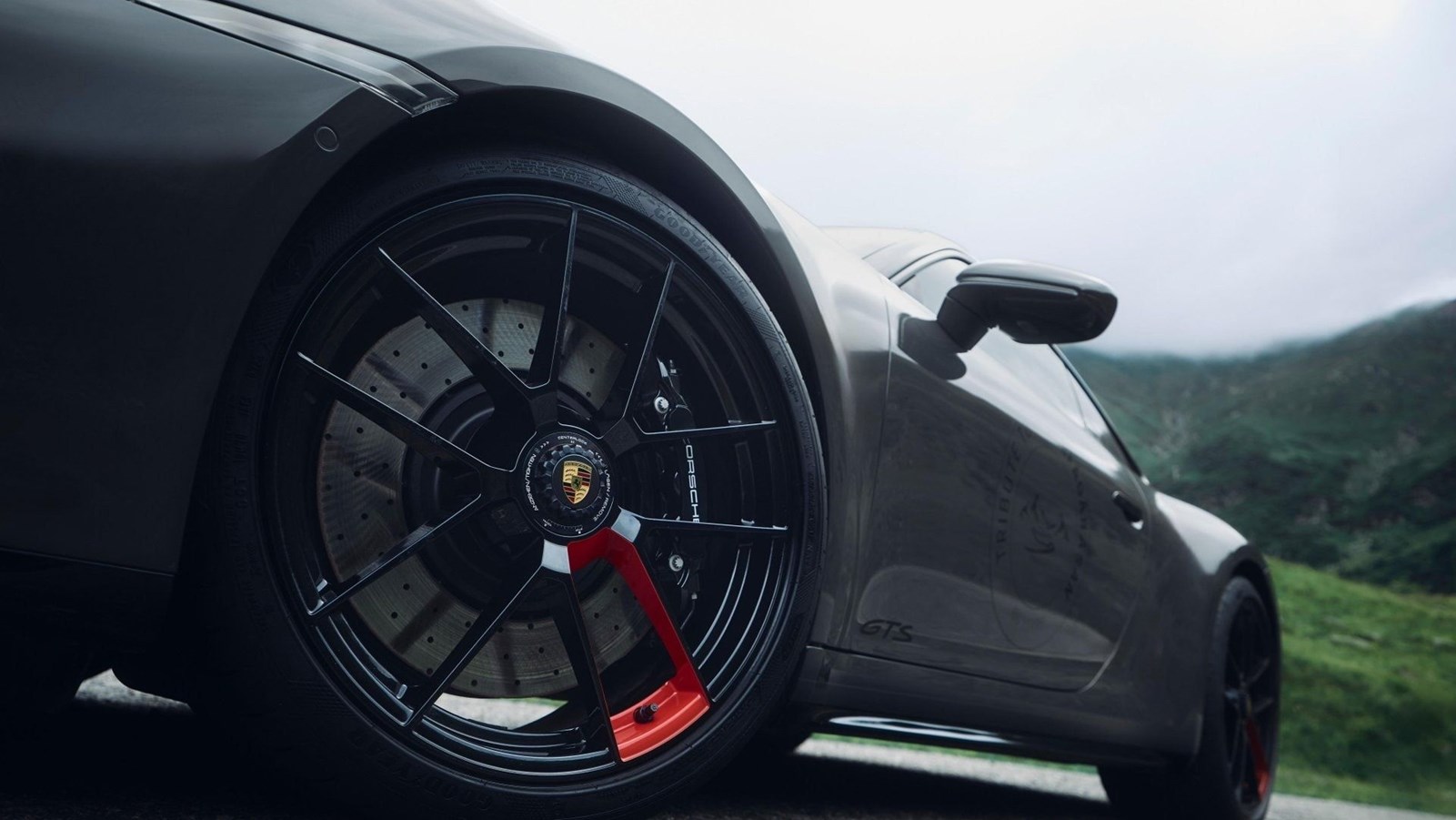 Porsche 911 Carrera 4 GTS Transfagarasan