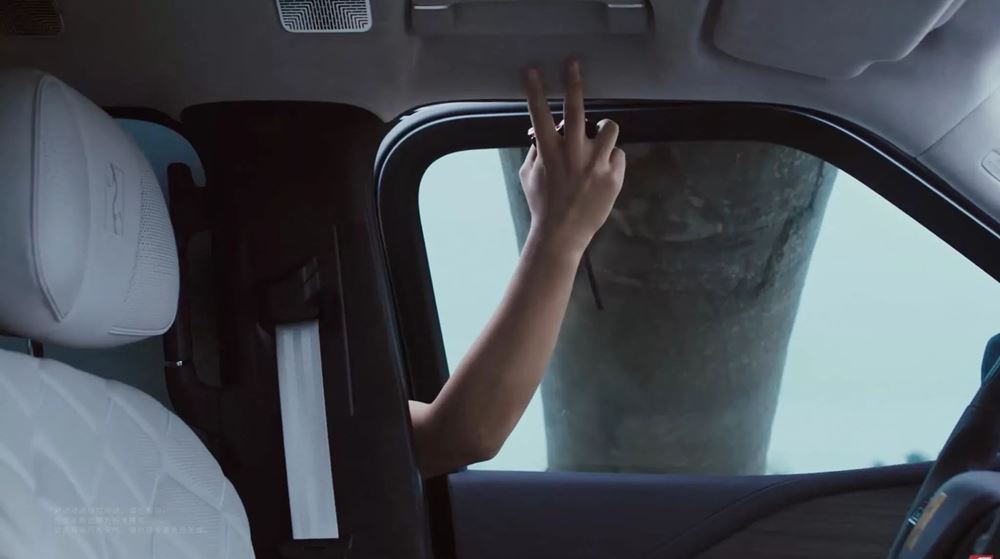 BYD Yangwang U8 πτώση δέντρου