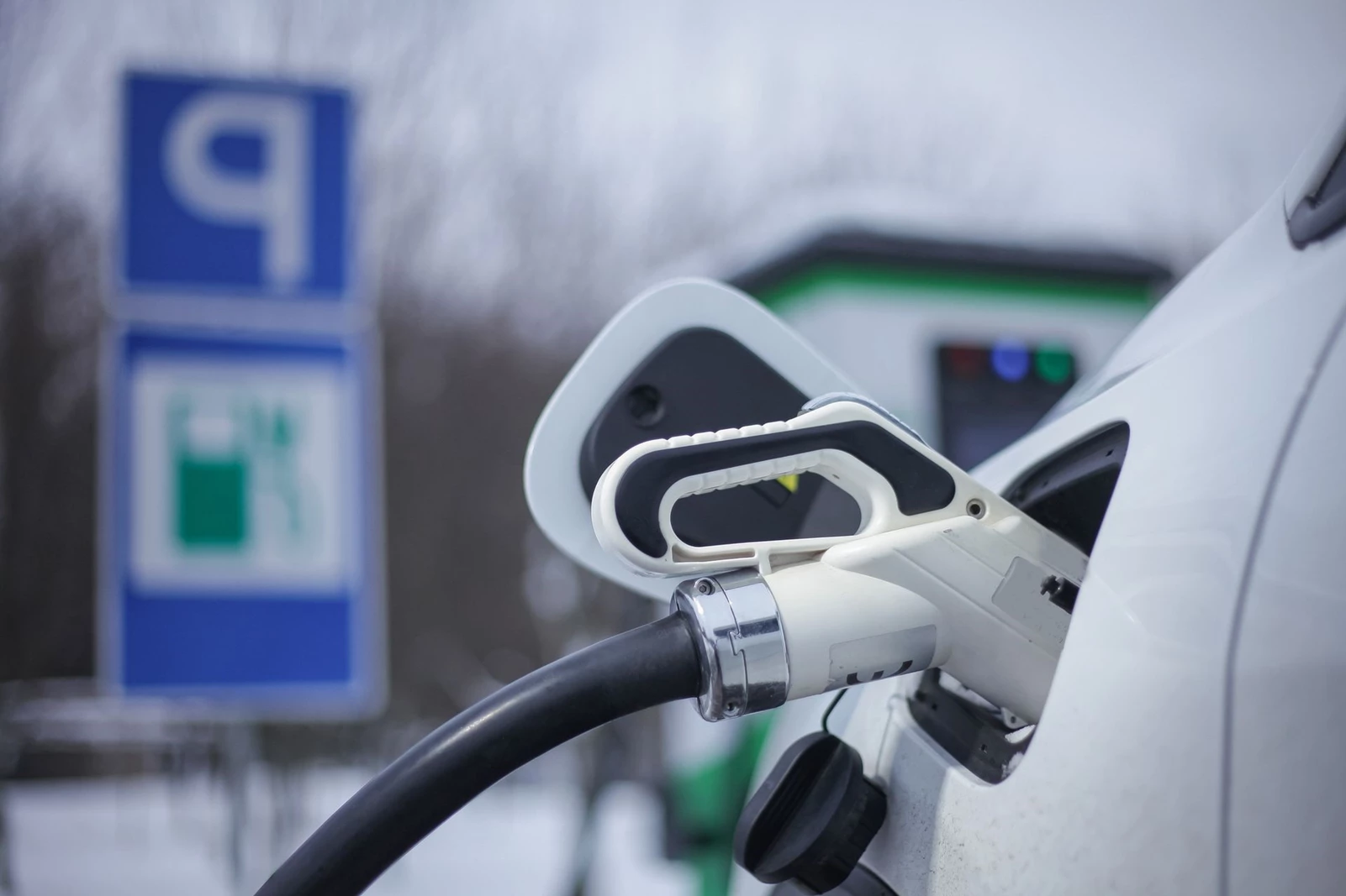 Φορτιστής αυτοκίνητο που φορτίζει