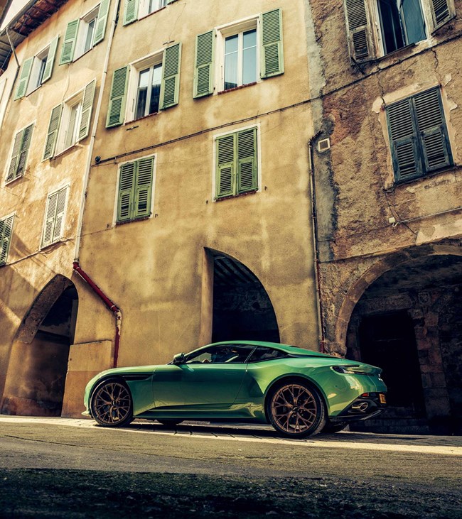Aston Martin DB12